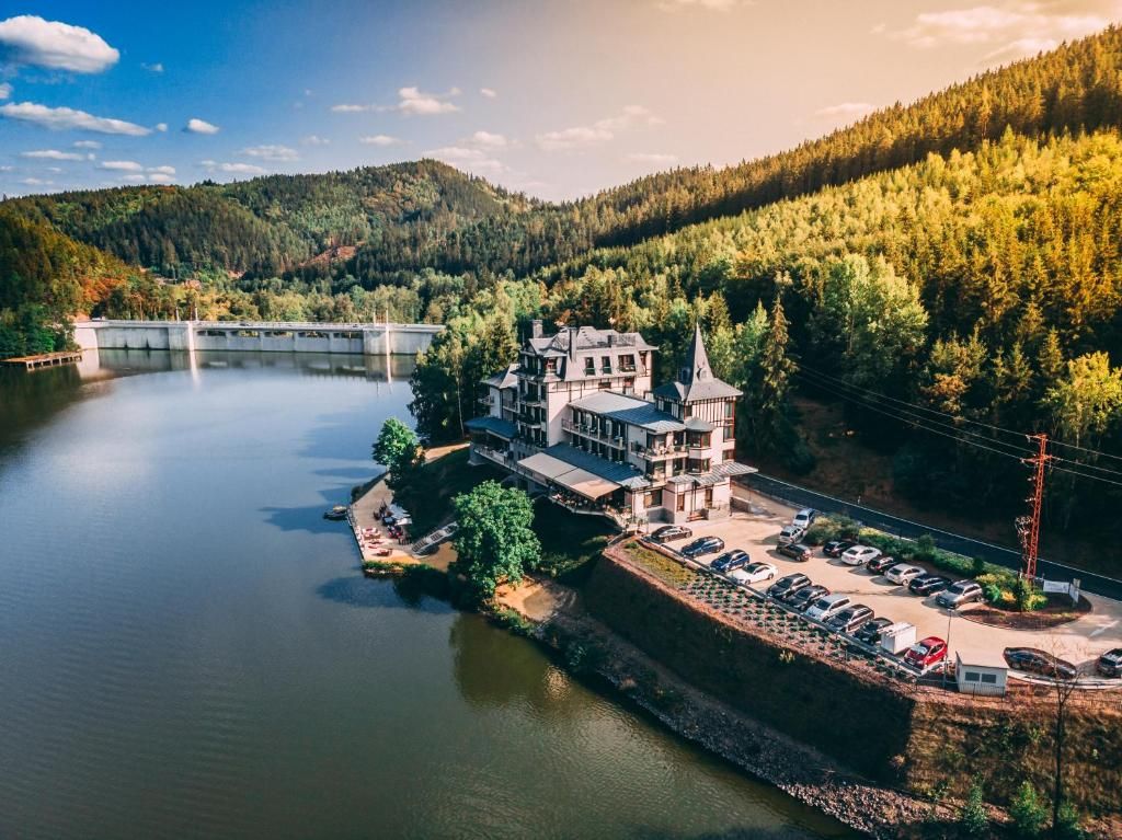 Luxuskikapcsolódás! 3 nap / 2 éjszaka 2 fő részére reggelivel Csehország fürdővárosában, Karlovy Vary- Retro Riverside Wellness Resort Luxuskikapcsolódás! 3 nap / 2 éjszaka 2 fő részére reggelivel Csehország fürdővárosában, Karlovy Vary- Retro Riverside Wellness Resort