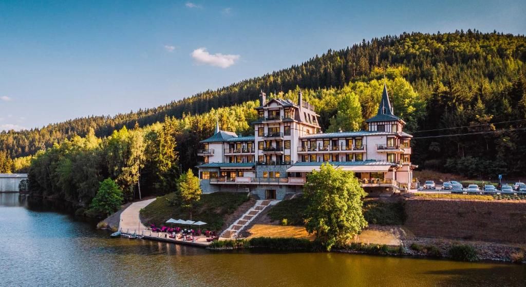 Luxuskikapcsolódás! 4 nap / 3 éjszaka 2 fő részére reggelivel Csehország fürdővárosában, Karlovy Vary- Retro Riverside Wellness Resort​