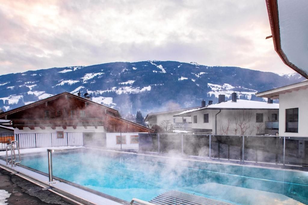 Wellness pihenés 2 éjszaka, 2 fő részére félpanziós ellátással Tirolban, Ausztriában- Hotel zum Pinzger​